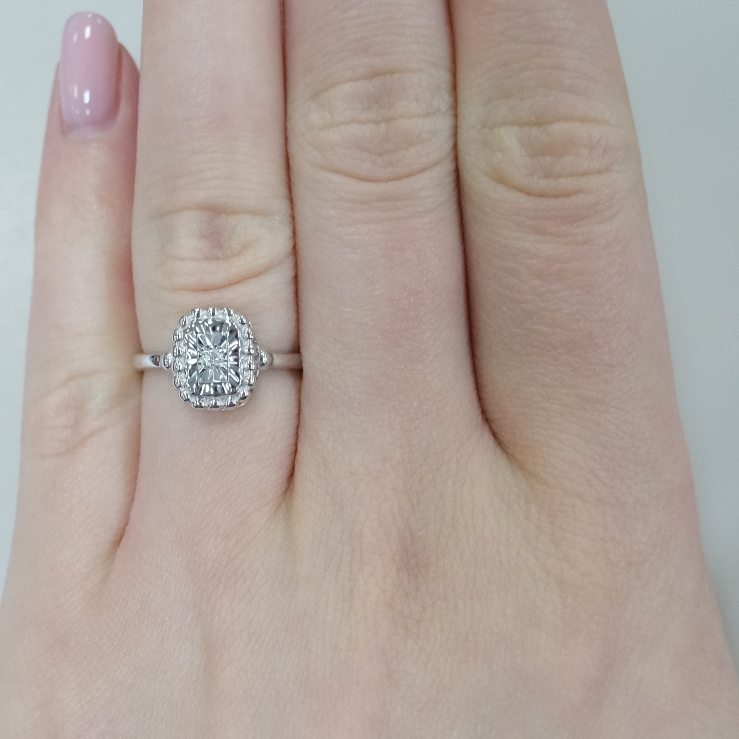 Серебряное кольцо с бриллиантом